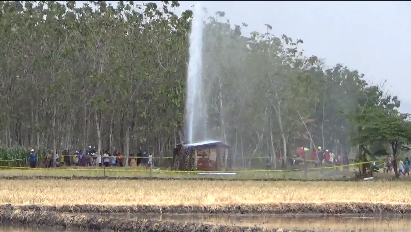 Warga dari berbagai desa dan umur pun berdatangan ke lokasi semburan air di area pesawahan.