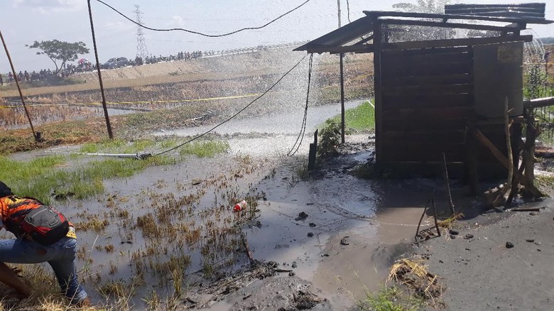 Banyaknya semburan air menyebabkan tanah di sekitarnya becek.