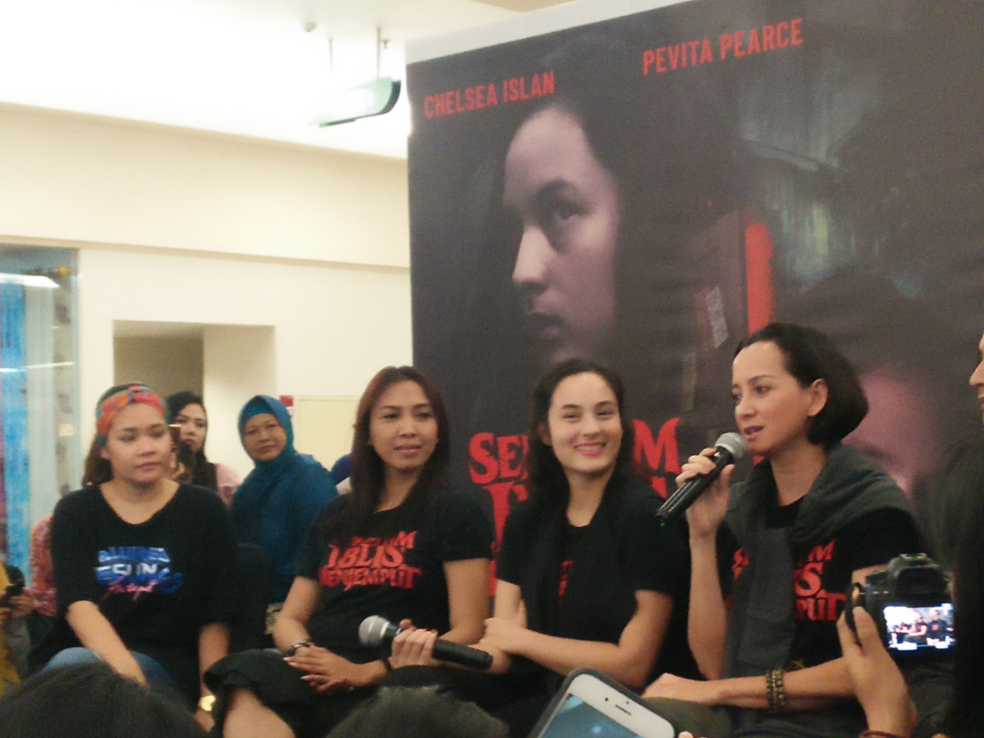 Para pemain 'Sebelum Iblis Menjemput' ketika menghadiri press conference di Royal Plaza Surabaya, Selasa, 7 Agustus 2018. (Amanah/ngopibareng.id)