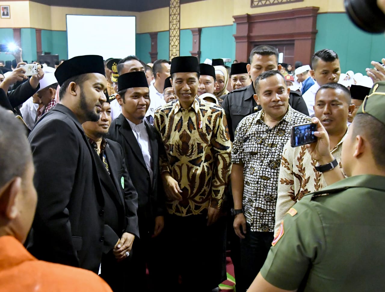 Presiden Joko Widodo di antara peserta Pendidikan Kader Ulama (PKU) Majelis Ulama Indonesia (MUI) Kabupaten Bogor. (foto: setneg for ngopibareng.id) 