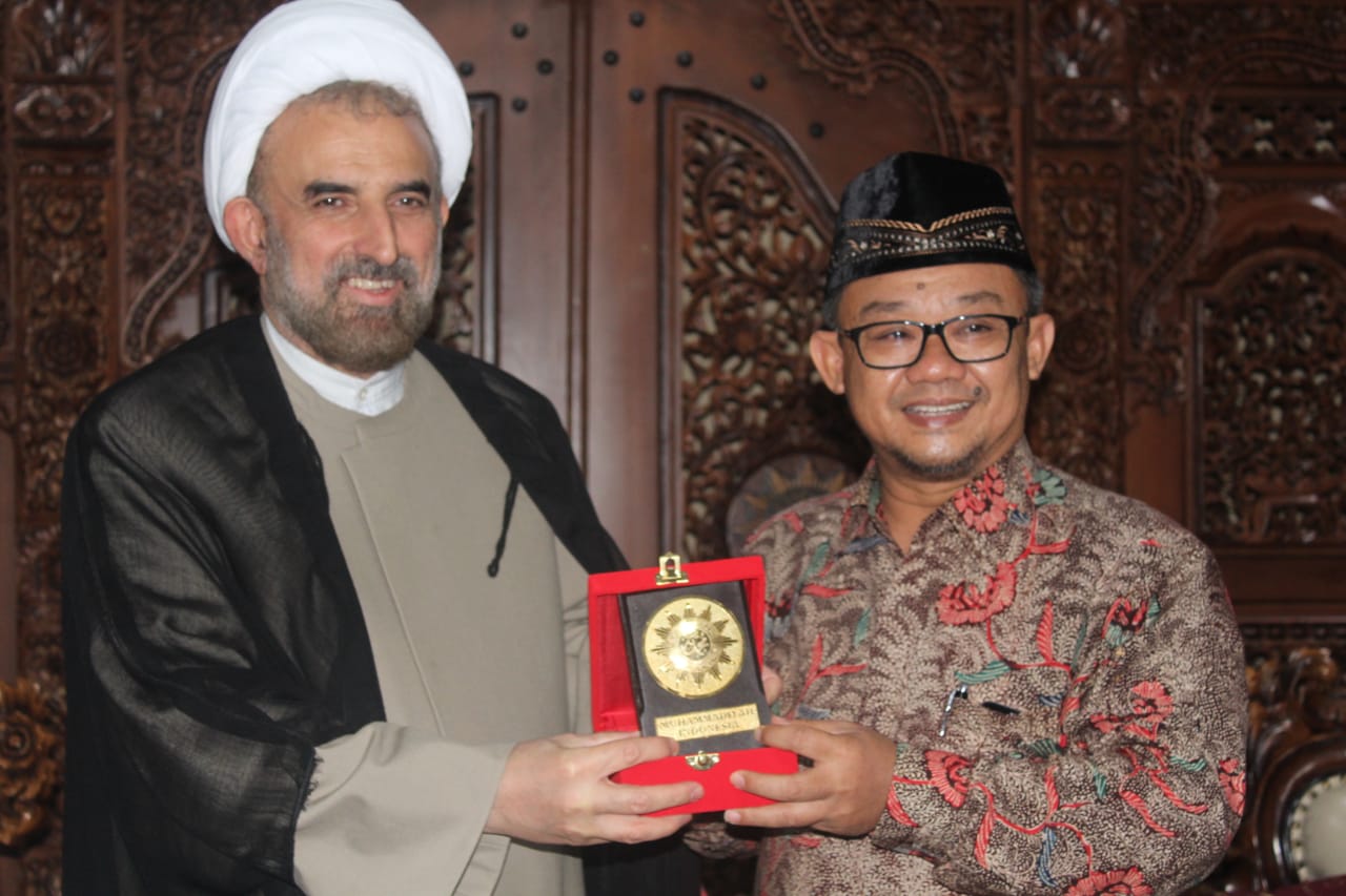 DIALOG: Rektor universitas lintas mazhab asal Republik Islam Iran Prof. Dr. Mukhtari dan Abdul Mu'ti. (foto: ist)