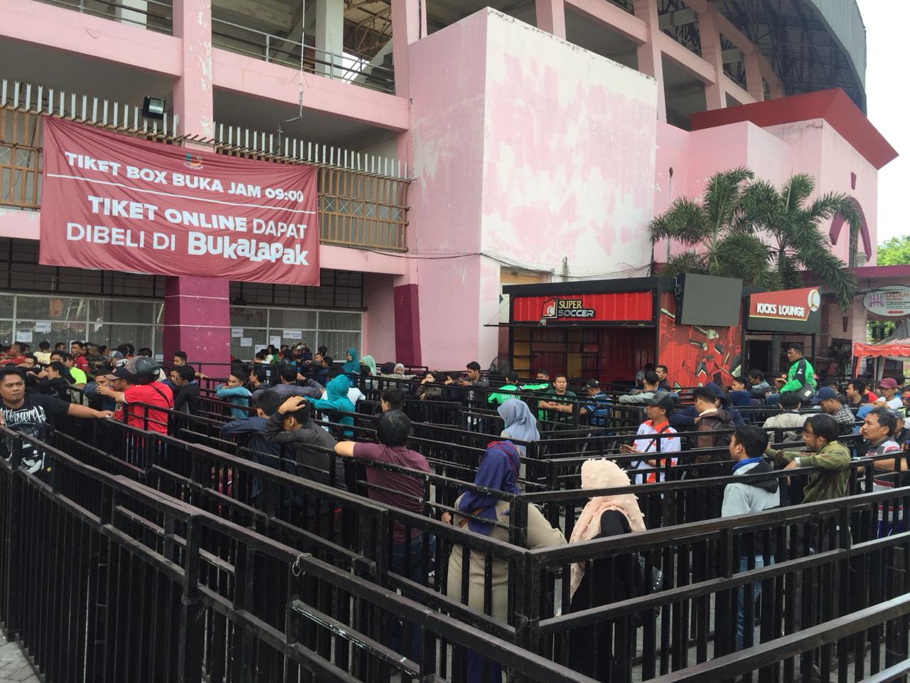 Loket penjualan tiket di stadion Gelora Delta Sidoarjo. (foto: Haris/ngopibareng)