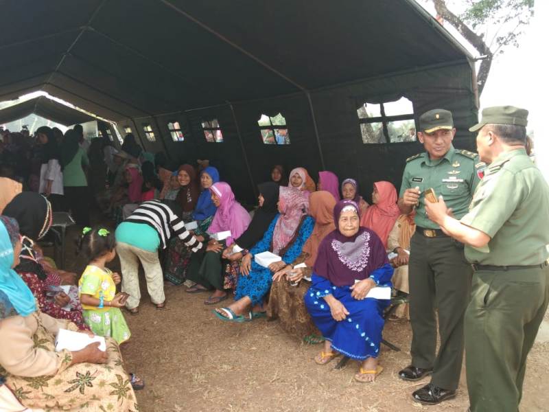 Suasana Baksos Pengobatan Massal Di Lokasi Penutupan TMMD 102 Mojokerto