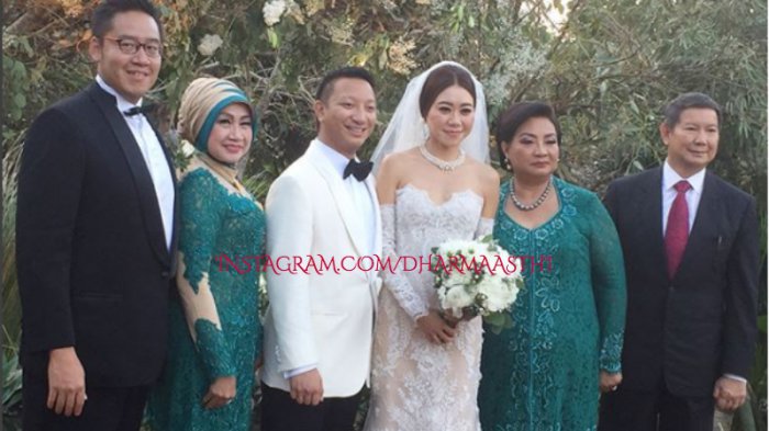 Kedua mempelai Ayo Djojohadikusumo dan Sachi Sophia bersama kedua orangtuanya.
