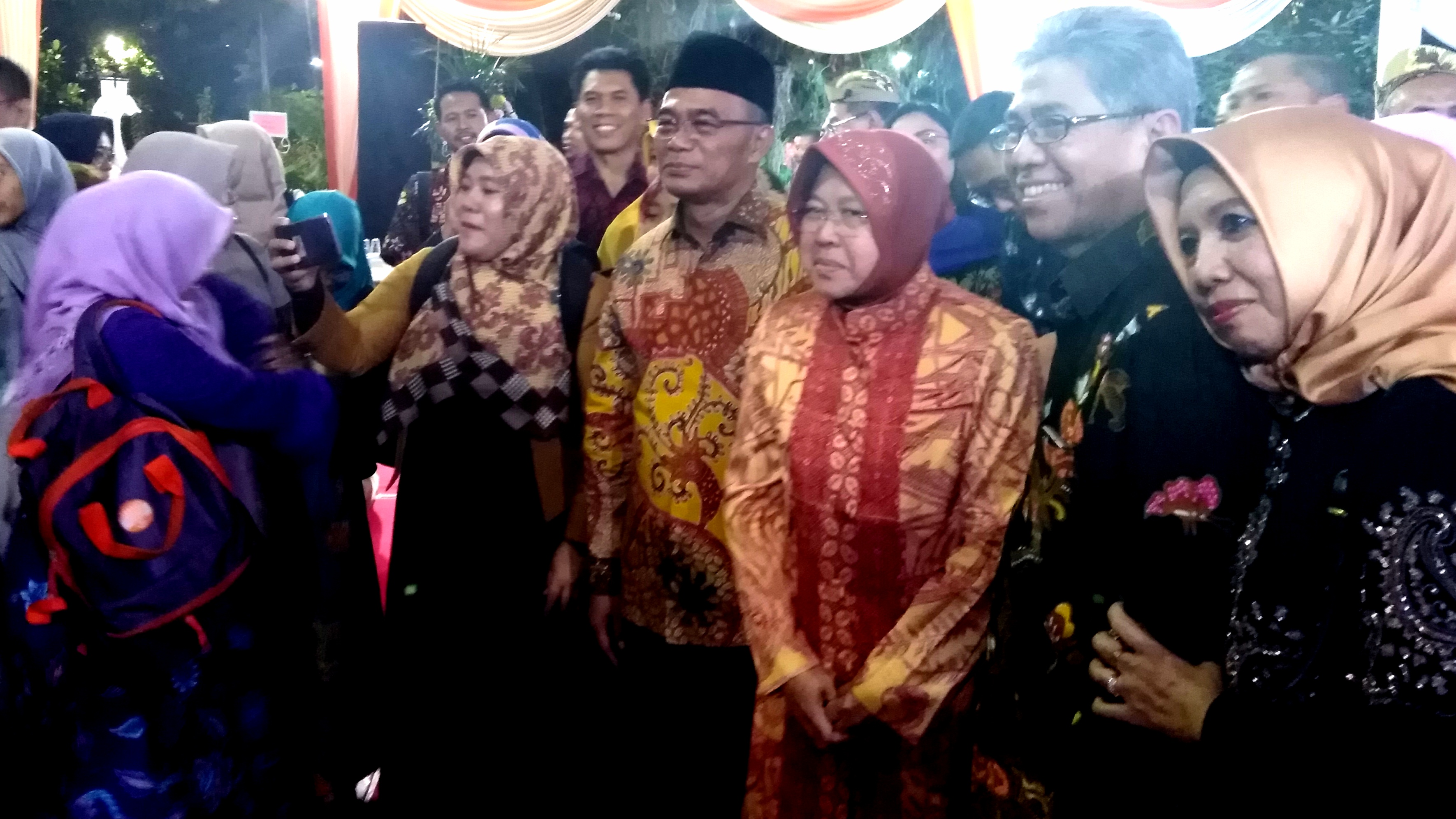 Risma dan Menteri Muhadjir saat Penutupan Rakernas Majelis Pendidikan Tinggi Penelitian dan Pengembangan Pimpinan Pusat Muhammadiyah di Kediaman Wali Kota, Surabaya, Rabu, 8 Agustus 2018, malam. (Foto: Farid/ngopibareng.id) 