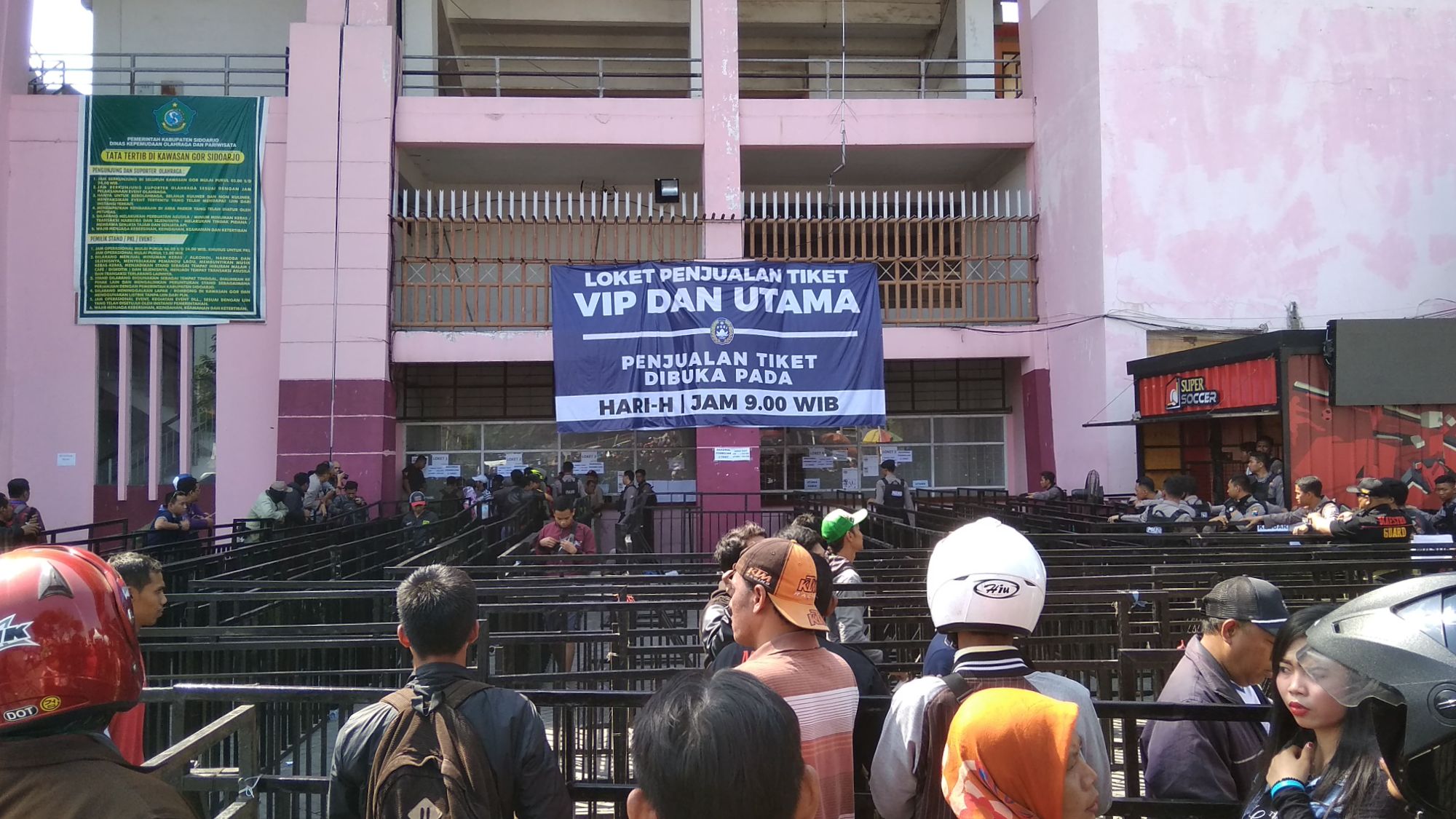 Suasana kondisi loket penjualan tiket semifinal piala AFF U-16. (foto: Haris/ngopibareng)