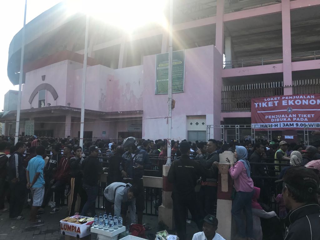 Suasana antren tiket pertandingan semifinal Piala AFF U-16. (Foto: Haris/ngopibareng)