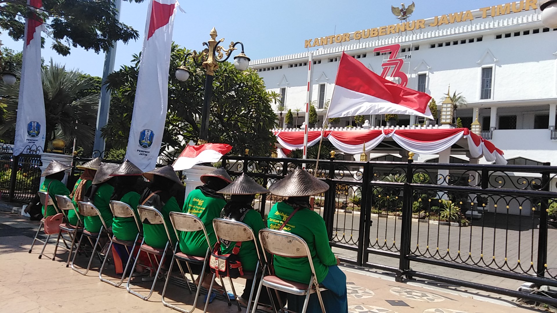 Ibu-ibu Lakardowo Melakukan aksi duduk diam didepan Kantor Gubernur Jawa Timur, Surabaya, Kamis, 9 Agustus 2018, siang. (foto: farid/ngopibareng.id) 