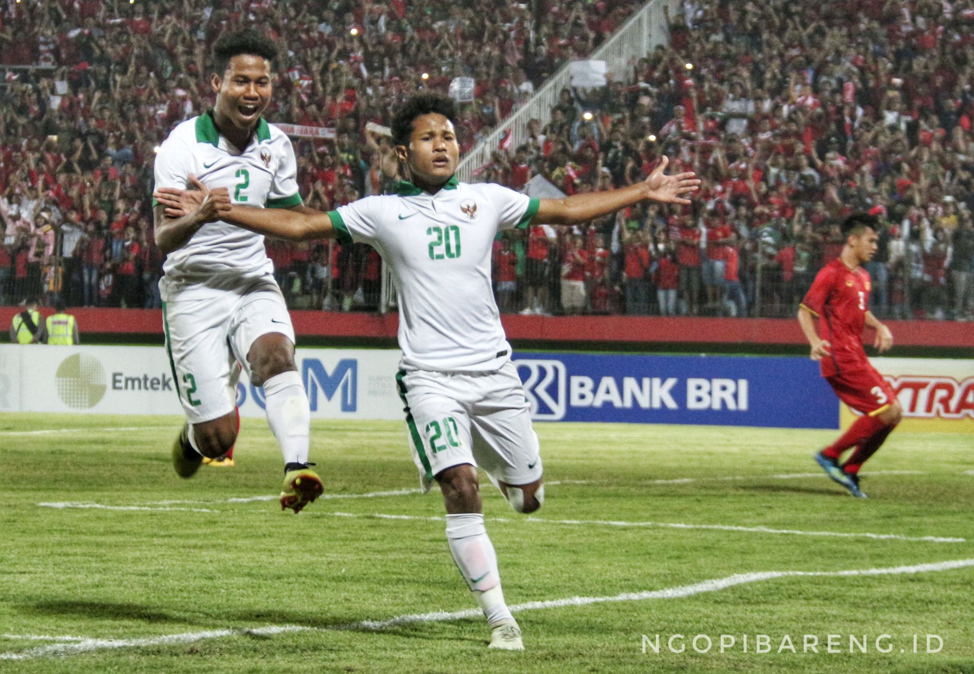 Pemain Timas Indonesia U-16, Bagas (2) dan Bagus (20). (foto: Haris/ngopibareng)