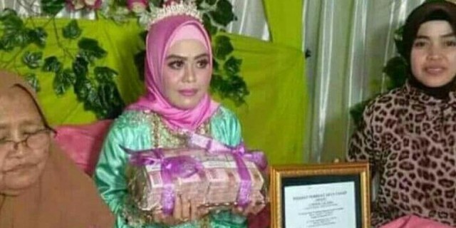 Uang tunai Rp 200 juta dalam pelukan Elha.