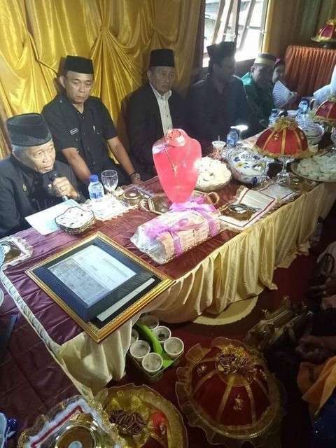 Sertifikat rumah juga satu set perhiasan juga diserahkan Alwi untuk Elha.