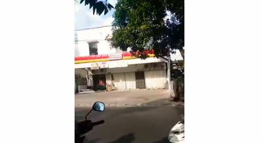 Tangkapan layar detik-detik Alfamart roboh. (Foto: Youtube)