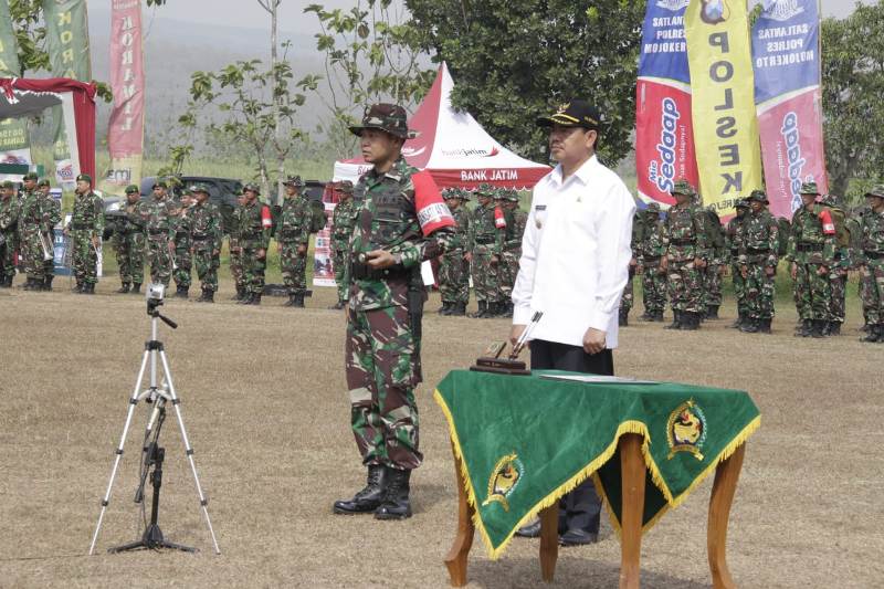 Dandim 0815 Bersama Wabup Mojokerto Saat Laporan Penyerahan Hasil TMMD Ke-102