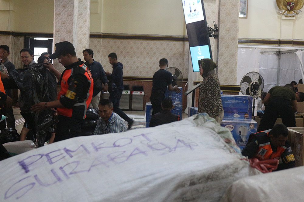 Wali Kota Risma saat menyiapakan bantuan  yang akan dikirimkan ke Lombok, NTB, Kamis, 9 Agustus 2018. (Foto: farid/ngopibareng.id)