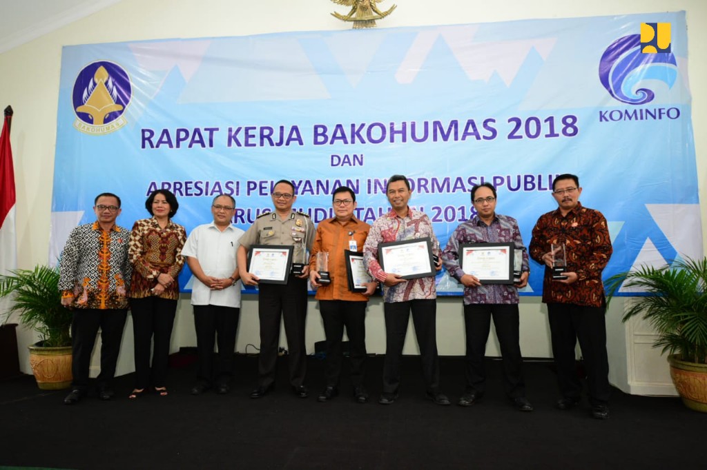 Penghargaan diserahkan oleh Dirjen Informasi dan Komunikasi Publik Kemen Kominfo Rosarita Niken mewakili Menteri Kominfo Rudiantara beserta Ketua KIP Gede Narayana dan diterima oleh Kepala Biro Komunikasi Publik Endra S. Atmawidjaja mewakili Sekretaris Jenderal Kementerian PUPR Anita Firmanti selaku Atasan Pejabat Pengelola Informasi dan Dokumentasi (PPID) sesuai Undang-Undang Nomor 14 Tahun 2008 Tentang Keterbukaan Informasi Publik, di Istana Presiden, Cipanas, Jawa Barat, Rabu, 8 Agustus 2018. (Foto: Dok PUPR)