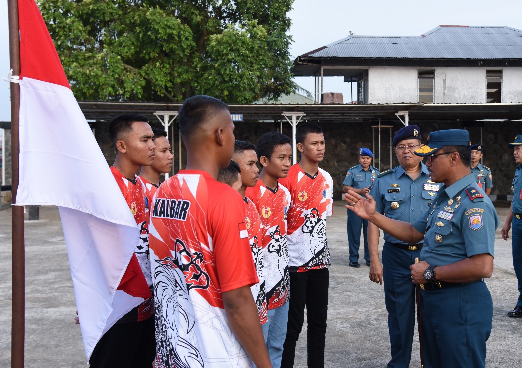  LaksamanLaksamana  Pertama TNI Greg.an) selaku pembina olahraga dayung Podsi Prov.  Kalbar  saat ememberikan pengarahan kepada para atlit dayung