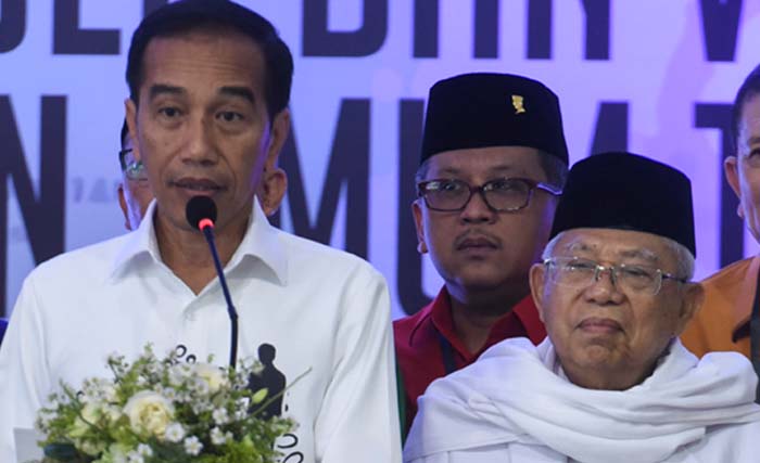 Joko Widodo dan KH Ma'ruf Amin, pasangan capres dan cawapres usai mendaftar di KPU hari Jumat 10 Agustus 2018. (foto: hafidz mubarak/antara)