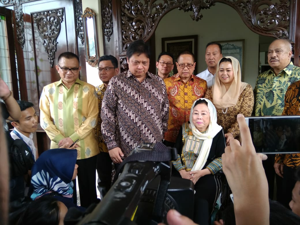 DEMOKRASI: Ny Sinta Nuriyah bersama putrinya, Zannuba Arifah Chafsoh-Rahman (Yenny Wahid) saat menerima elite partai politik di Ciganjur, Jakarta Selatan. (foto: ngopibareng.id)