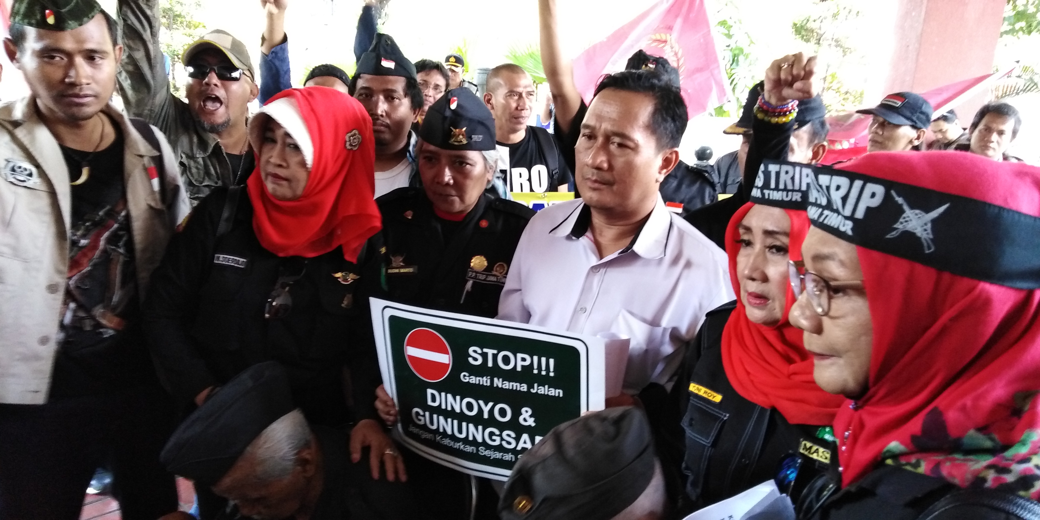 Sejumlah elemen masyarakat dan Veteran Mas TRIP menolak perubahan nama jalan Dinoyo dan Gunungsari, di Depan DPRD Surabaya, Jumat 10 Agustus 2018. (foto: farid/ngopibareng.id) 