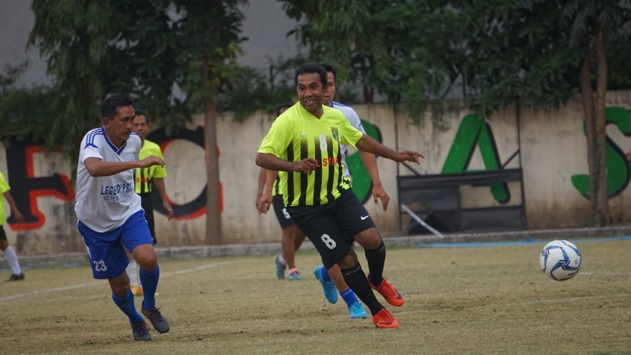 Pertandingan Persebaya Legend menghadapi PSIS Legend di Lapangan Polda Jatim, Jumat 10 Agustus 2018. (foto: Haris/ngopibareng)