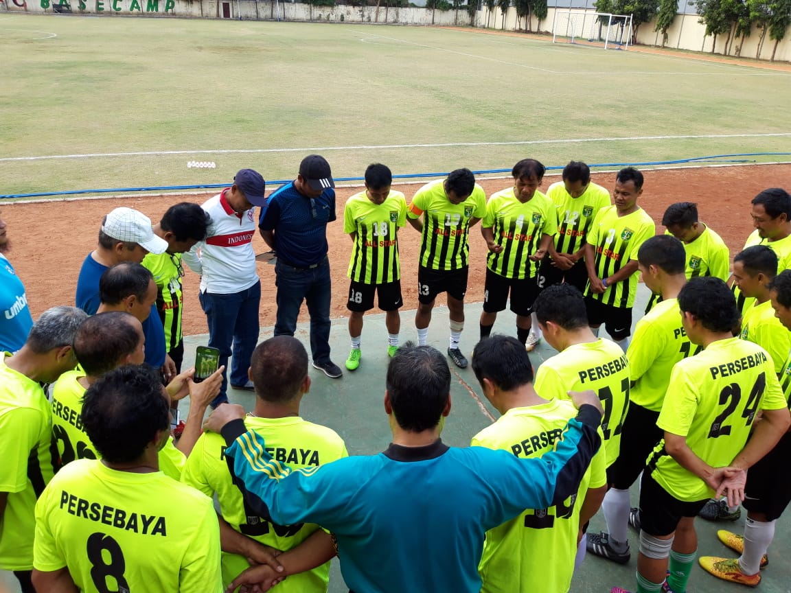 Skuad Persebaya Legend saat hendak hadapi PSIS Semarang Legend di Lapangan Polda Jatim, Jumat 10 Agustus 2018. (foto: Haris/ngopibareng)