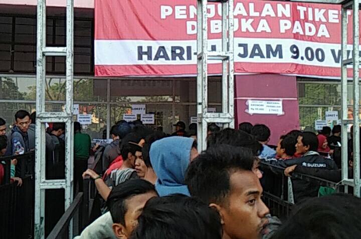 Antrian tiket penjualan Final Piala AFF U-16. (foto: Haris/ngopibareng)