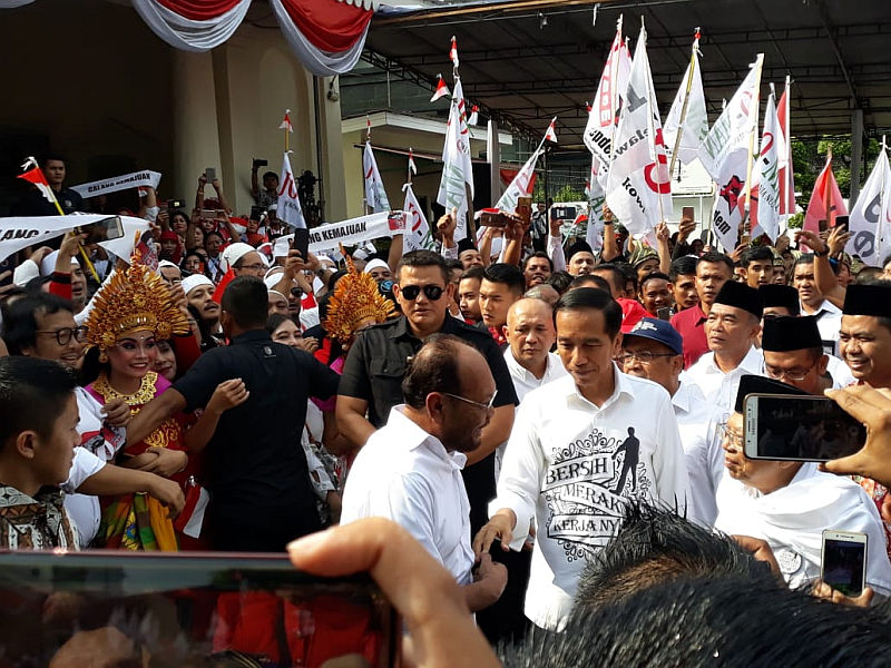 Desain kemeja putih Jokowi viral.