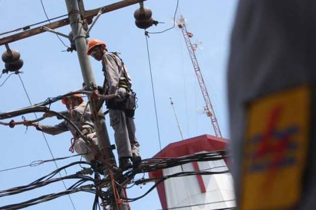 Kerja keras PLN normalkan aliran listrik. foto:sindo/ist