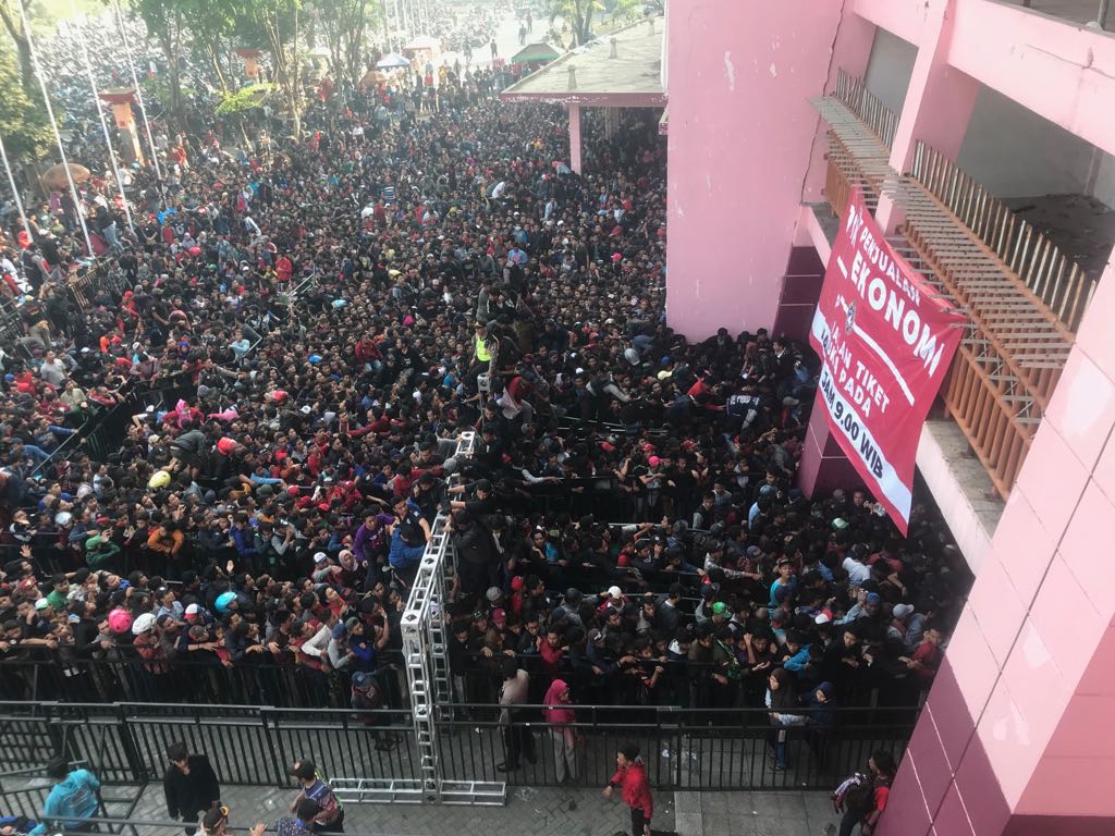 Suasana loket penjualan tiket Final Piala AFF U-16. (foto: Haris/ngopibareng)