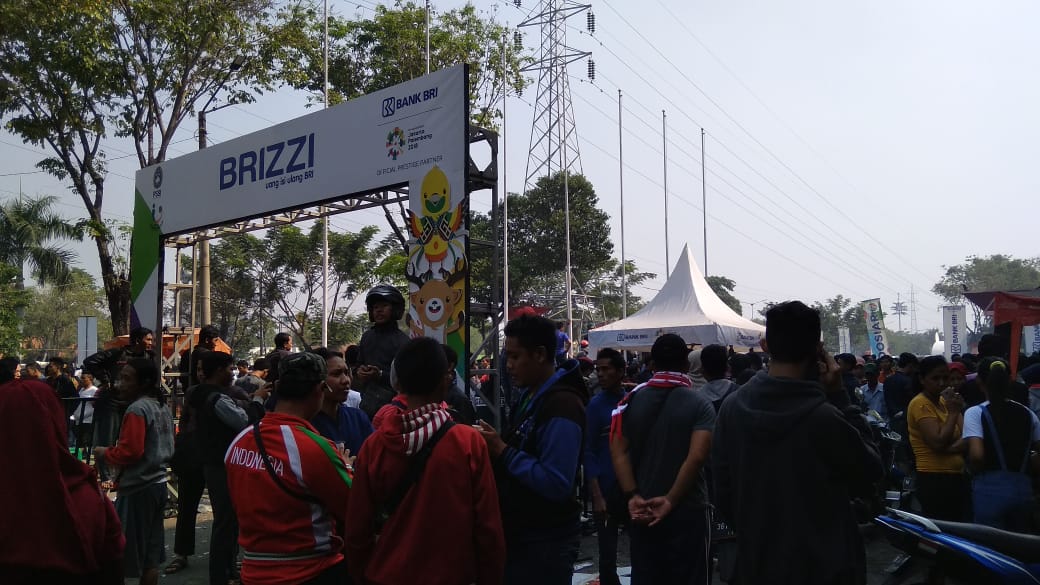 Ribuan supporter yang tak mendapatkan tiket final Piala AFF U-16 masih padati Gelora Delta Sidoarjo, Sabtu 11 Agustus 2018. (foto: Haris/ngopibareng)