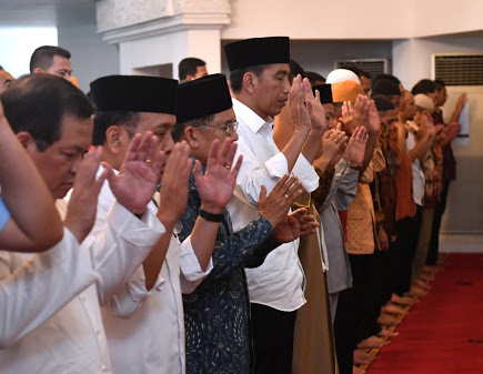 Presiden pun salat gaib. foto:setkab.go.id