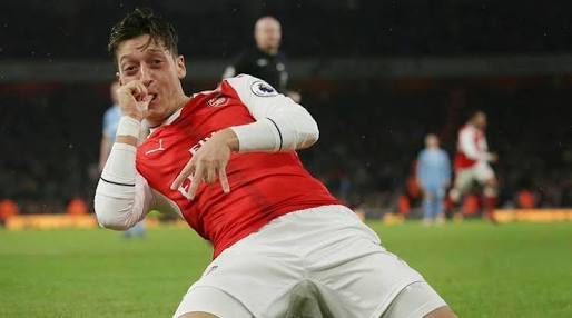 Pemain Arsenal, Mezut Oziel jadi andalan menghadapi Manchester City, malam nanti. 