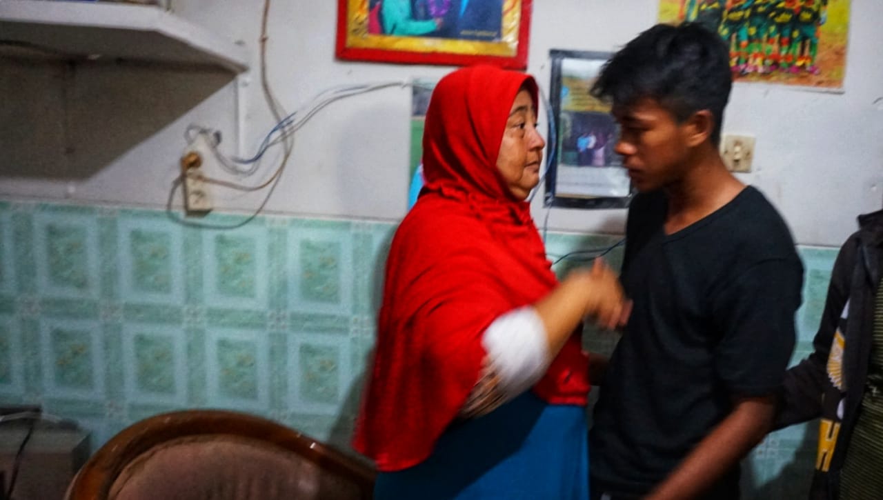 Kalsum saat menyambut putranya Supriadi usai membawa juara Indonesia U-16 Juara Piala AFF 2018. (Foto: Haris/ngopibareng.id)