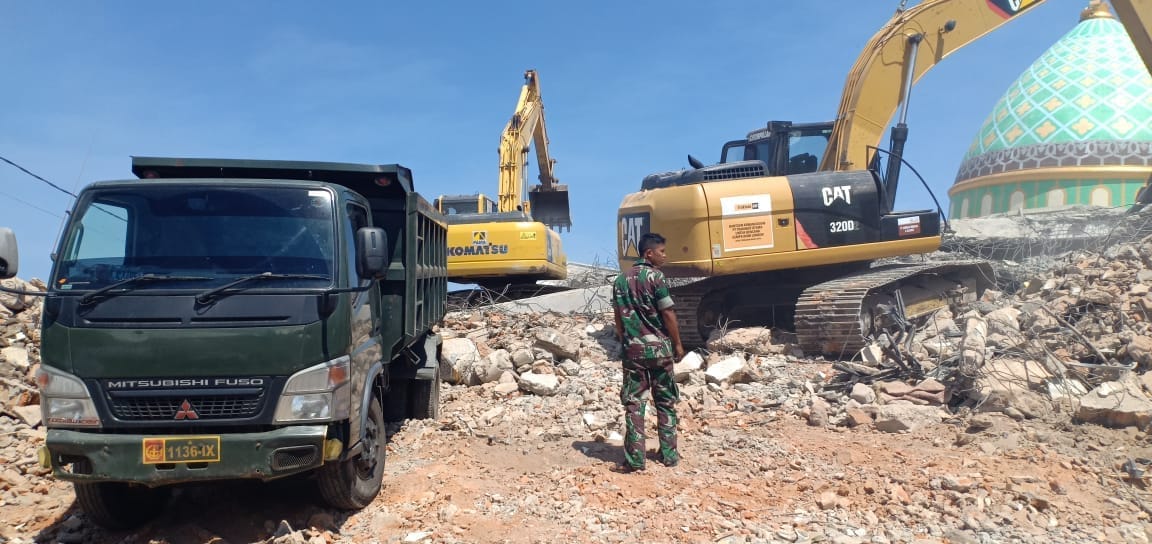 Personel gabungan mengevakuasi sebuah masjid yang roboh akibat gempa Lombok. Foto : BNPB