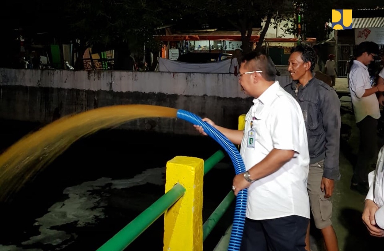 Kementerian Pekerjaan Umum dan Perumahan Rakyat melakukan penebaran mikroorganisme yang merupakan bagian dari teknologi Bioremediasi sebagai upaya untuk mengurangi aroma tidak sedap Kali Sentiong, beberapa waktu lalu. (fotob Dok. PUPR) 