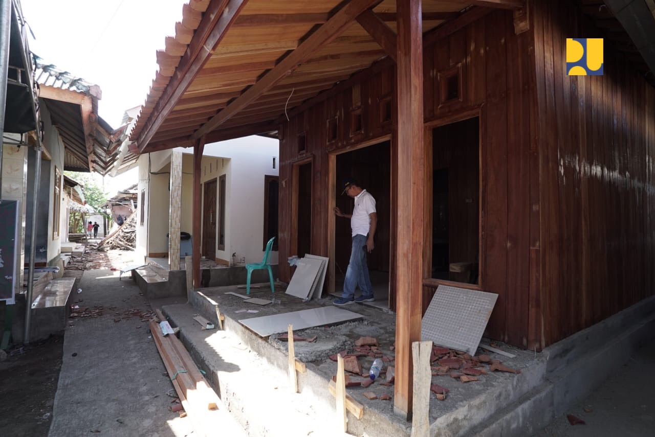Rekonstruksi rumah keluarga juara dunia lari 100 meter pada Kejuaraan Dunia Atletik U-20 Lalu Muhammad Zohri yang berada di Kecamatan Pemenang, Lombok Utara. (foto: Dok. PUPR) 