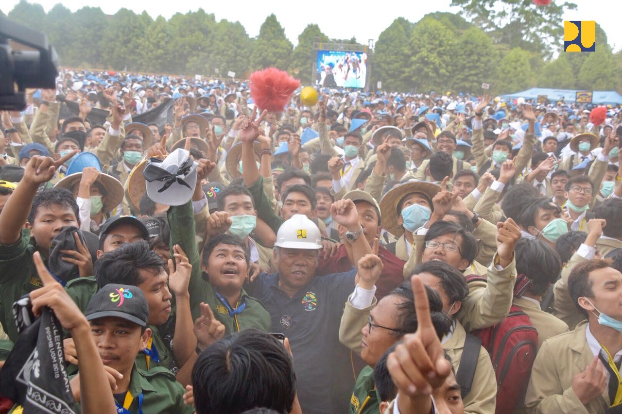 Menteri Basuki pada acara Penutupan Pelatihan Pembelajar Mahasiswa Baru (PPSMB) Universitas Gajah Mada (UGM) yang dihadiri sekitar 9.125 mahasiswa di Lapangan Pancasila UGM, Yogyakarta pada Sabtu 11 Agustus 2018. (foto: Dok. PUPR) 