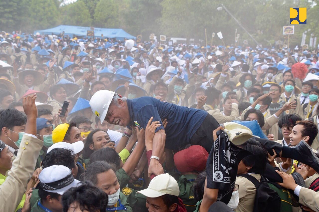 Menteri Basuki pada acara Penutupan Pelatihan Pembelajar Mahasiswa Baru (PPSMB) Universitas Gajah Mada (UGM) yang dihadiri sekitar 9.125 mahasiswa di Lapangan Pancasila UGM, Yogyakarta pada Sabtu 11 Agustus 2018. (foto: Dok. PUPR) 