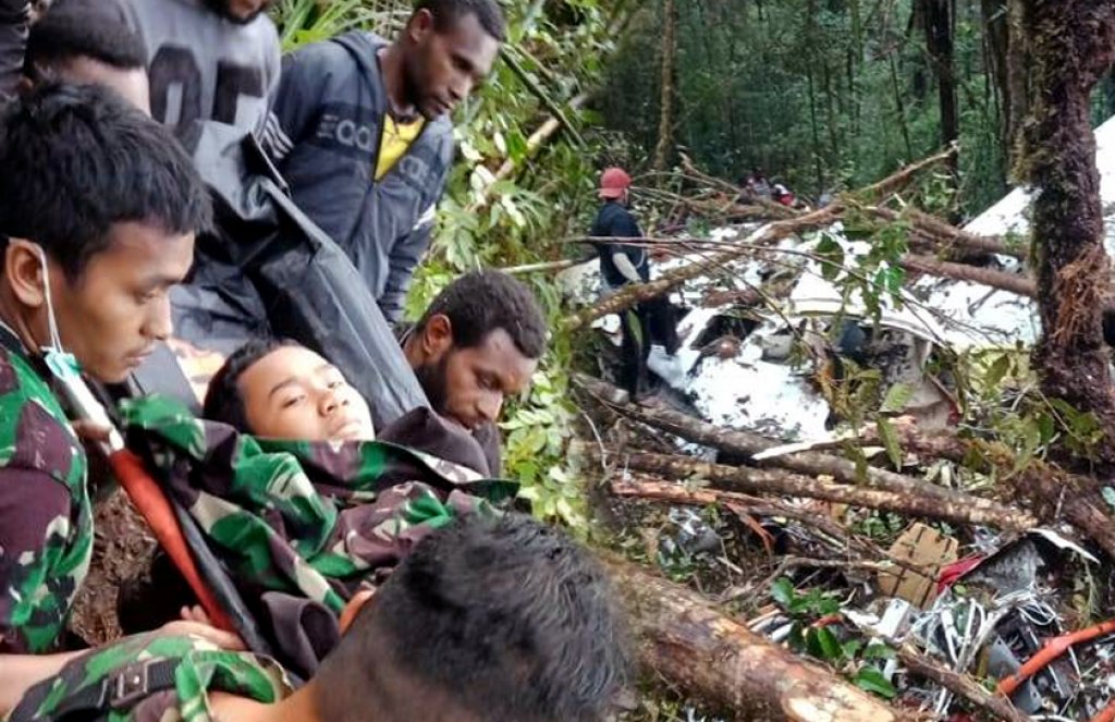 Muhammad Jumaidi (12), satu-satunya korban selamat dalam tragedi pesawat jatuh Caravan Dimonim Air PK-HVQ, dievakuasi Tim SAR gabungan. Foto: TNI Papua Channel.