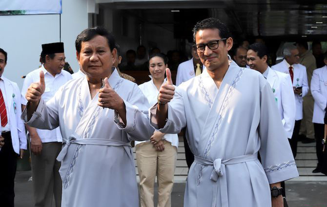 Prabowo Subianto dan calon wakil presiden Sandiaga Uno saat akan menjalani tes kesehatan di RSPAD Gatot Subroto Jakarta, 13 Agustus 2018. (Foto: JawaPos)