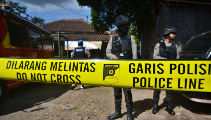 Arsip: Anggota Polres Tasikmalaya Kota berjaga saat penggeledahan di rumah terduga jaringan teroris di Kota Tasikmalaya, Jawa Barat, Jumat 3 Agustus 2018. (Foto: Antara)