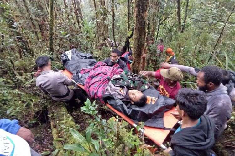 Jumaidi, korban selamat dievakuasi dari lokasi jatuhnya pesawat Demonim Air. Foto : istimewa