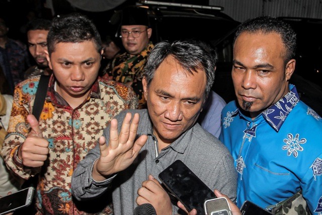 CATATAN: Andi Arief memberi keterangan pers. (foto: ist)