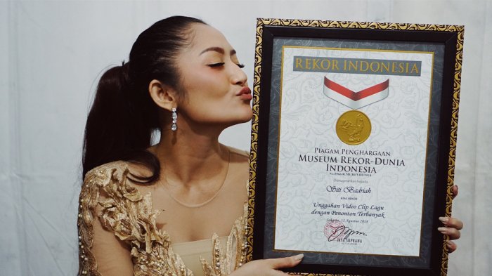 Siti Badriah memperlihatkan penghargaan MURI yang baru saja diterimanya. Foto: IG/sitibadriahh.