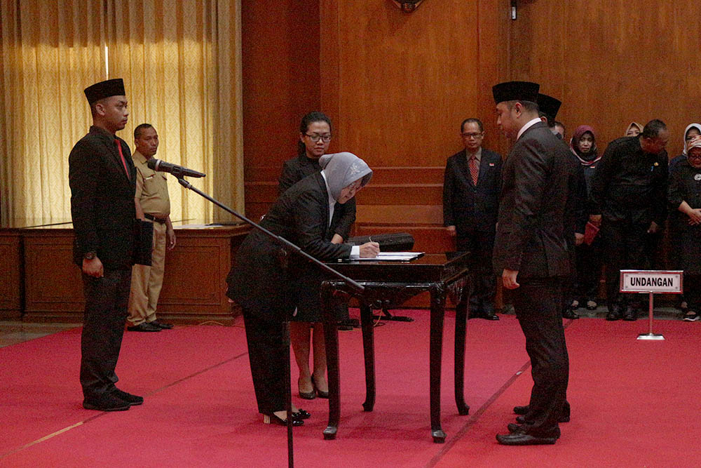 Pelaksanaan rotasi dan pengukuhan nomenklatur jabatan baru Pemkot Surabaya, dilakukan di Graha Sawunggaling, Surabaya. Senin, 13 Agustus 2018. (foto: farid/ngopibareng.id) 