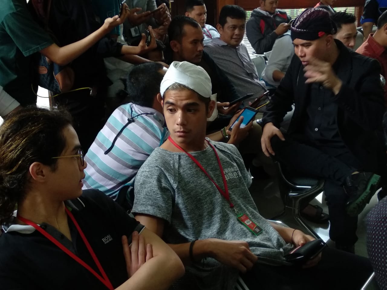 Al Ghazali sehata. Ia dan adik bungsunya, Dul menemani sang ayah, Ahmad Dhani menjalani sidang lanjutan ujaran kebencian, Senin 13 Agustus 2018.