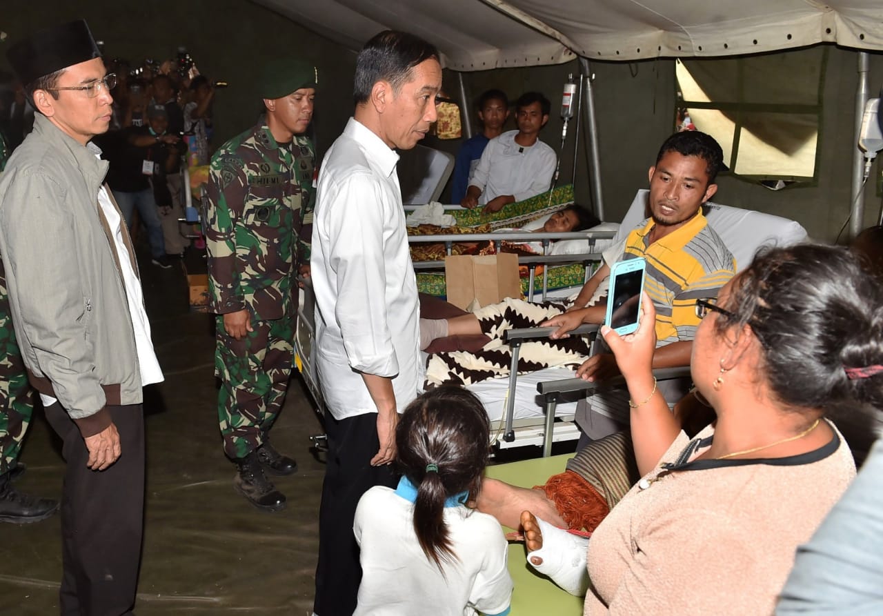 Jokowi berdialog dengan para korban gempa yang menjalani perawatan di tenda darurat. 