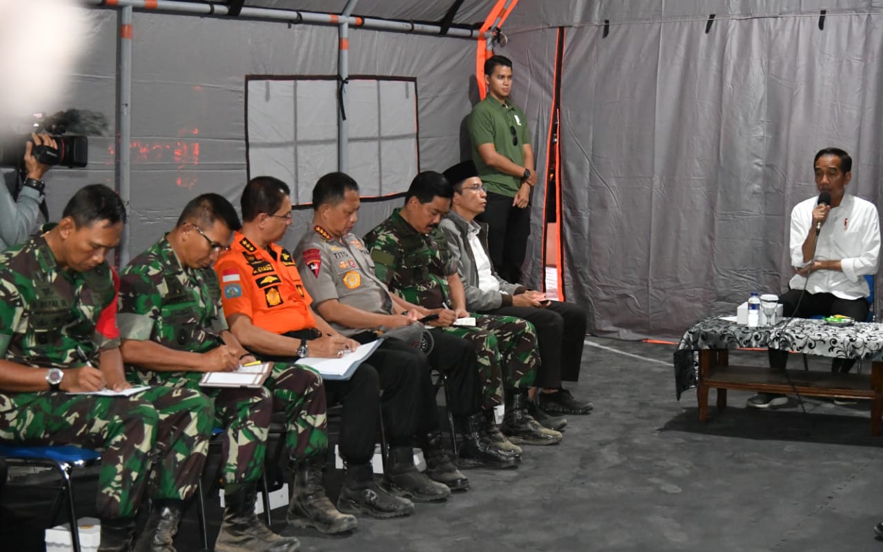 Beserta seluruh jajaran tim penanggulangan korban bencana, Presiden memberikan arahan-arahan dalam rapat terbatas di tenda pengungsian korban bencana Lombok