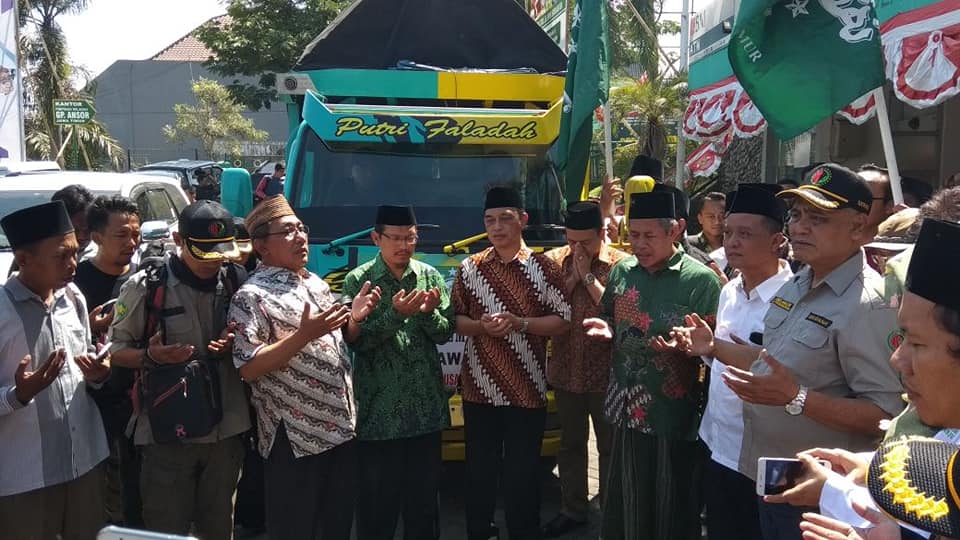 KE LOMBOK: KH Marzuqi Mustamar dan Tim Kemanusiaan PWNU Jatim. (foto: ngopibareng.id)