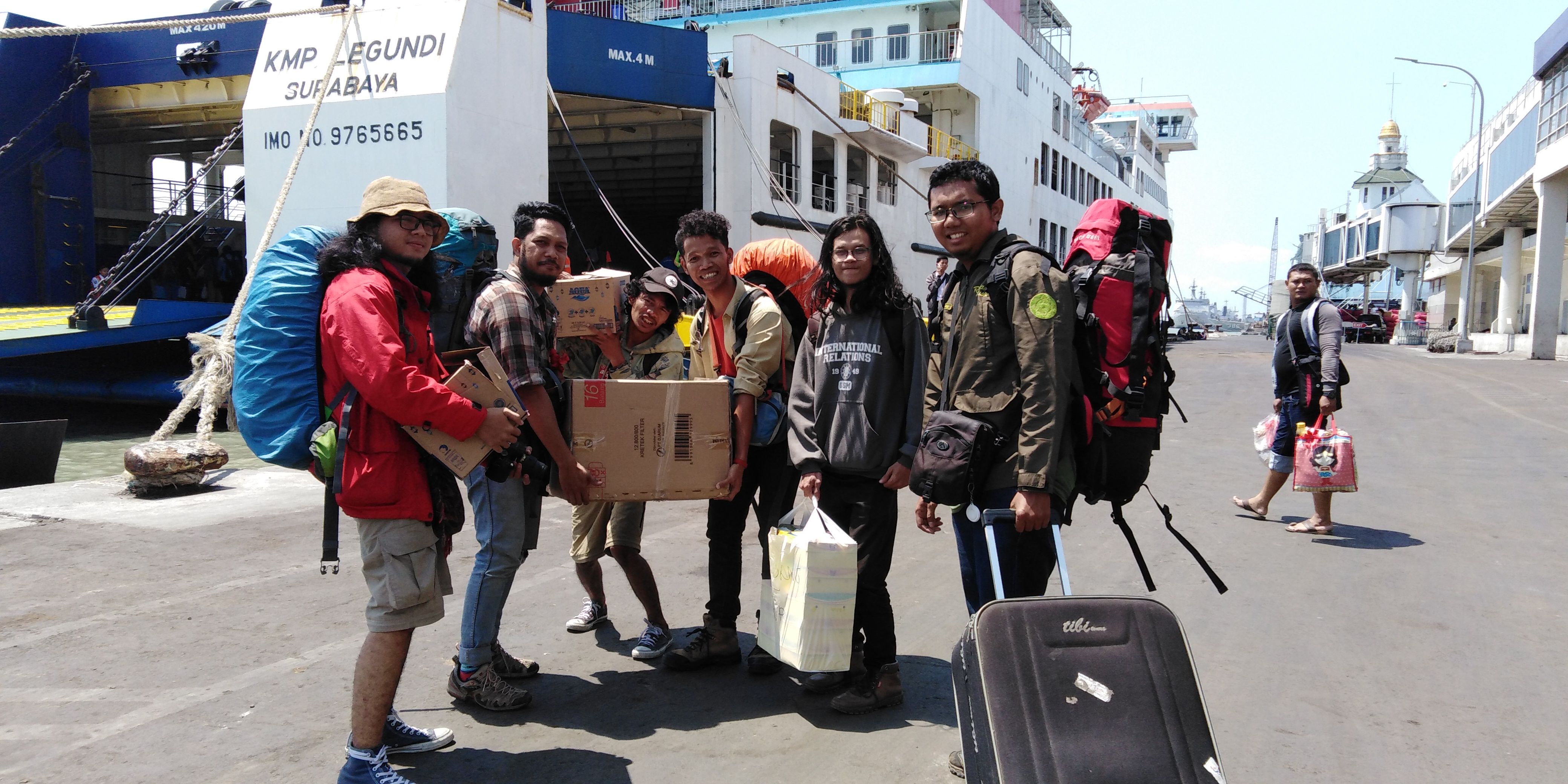 Mahasiswa pecinta alam UGM yang tergabung dalam relawan Kagama Care, saat akan bertolak menuju Lombok NTB, melalui Pelabuhan Tanjung Perak, Surabaya, Selasa, 14 Agustus 2018. (foto: farid/ngopibareng.id) 